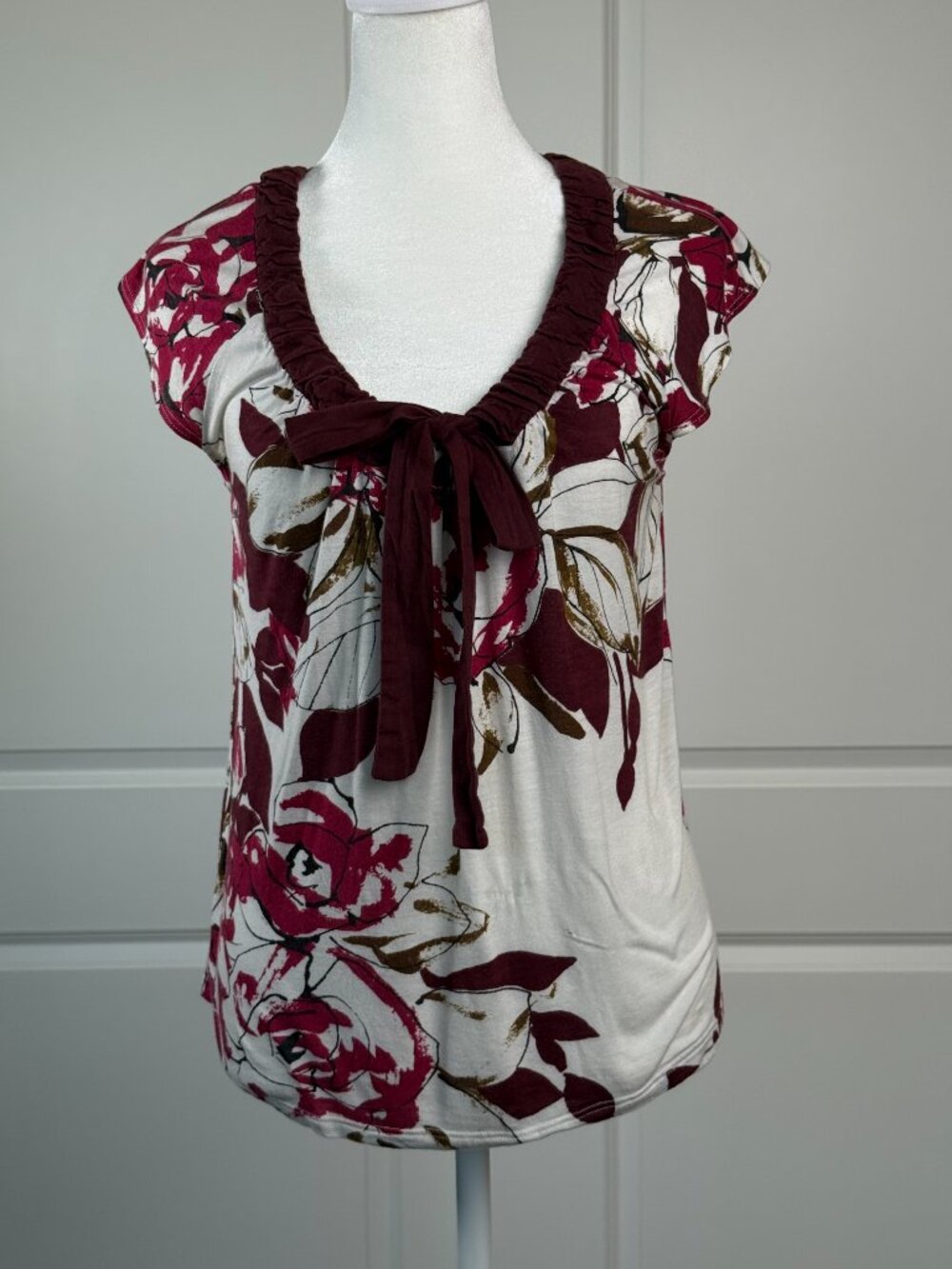 ANTHROPOLOGIE Left Of Center Flutter Sleeve V-Neck Floral Top with Tie Detail, M
